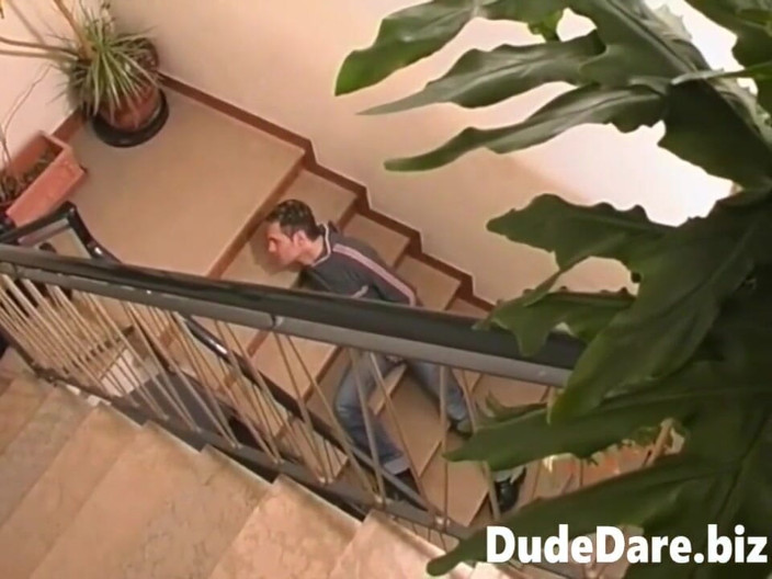 DudeDare: Chůva sleduje, jak nadržení přátelé šukají na schodišti