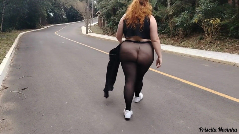 Priscila: 路上で見せびらかすパンティ無しの透けパンツ姿の継母。