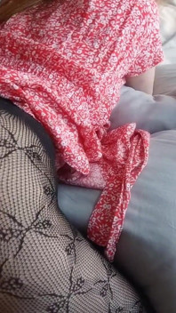 Domácí porno s okouzlující dívkou v sexy roztrhaných černých punčochách
