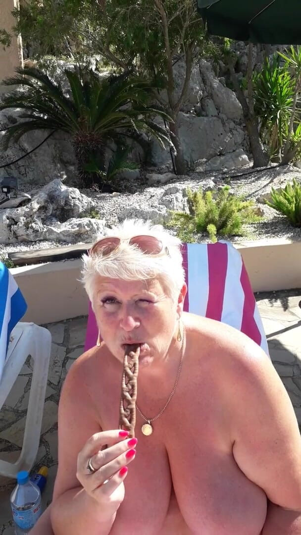 Uk Joolz: Lepkavá kudrnatá kundička si hraje na sluníčku