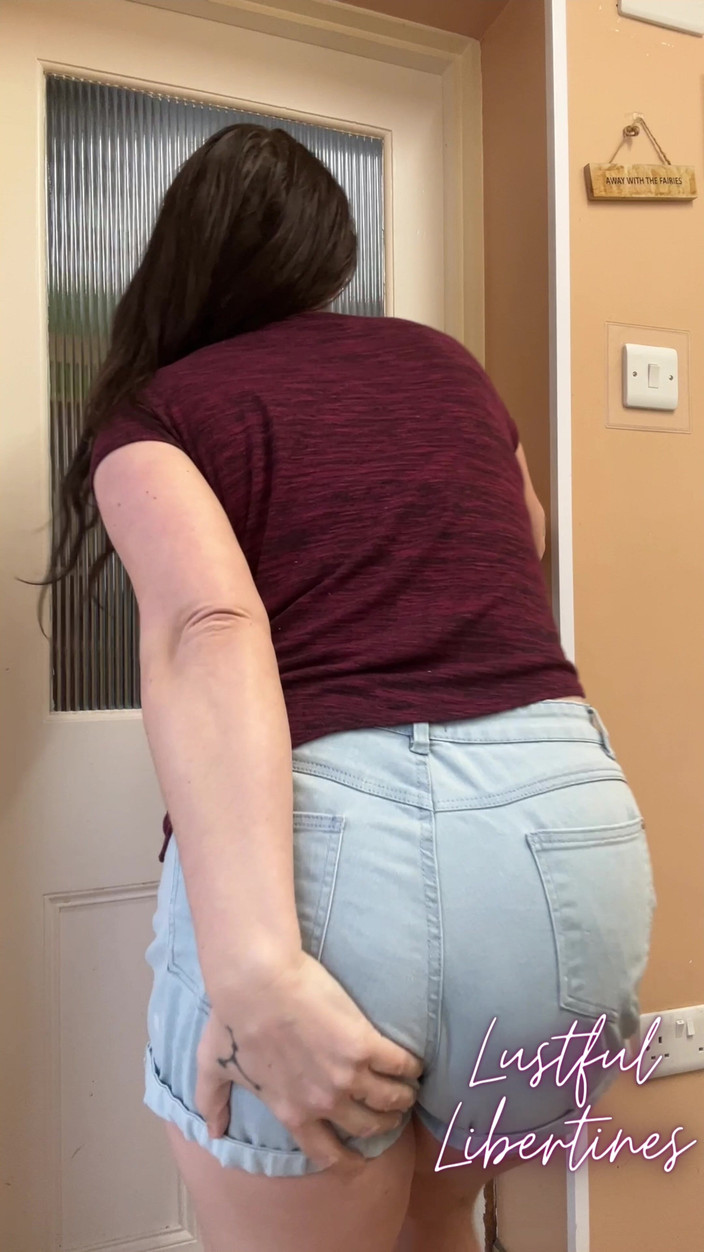 Lustful Libertines: Encerrado Y Desesperado Por Orinar - Pantalones Cortos Mojando