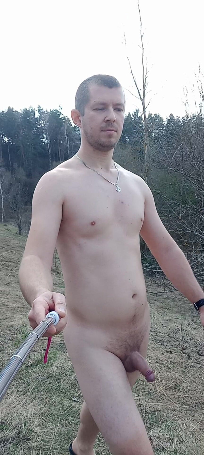 Aleks Ray: Nagi facet chodzi po naturze i szarpie się