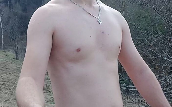 Aleks Ray: Nahý chlap chodí v přírodě a honí si