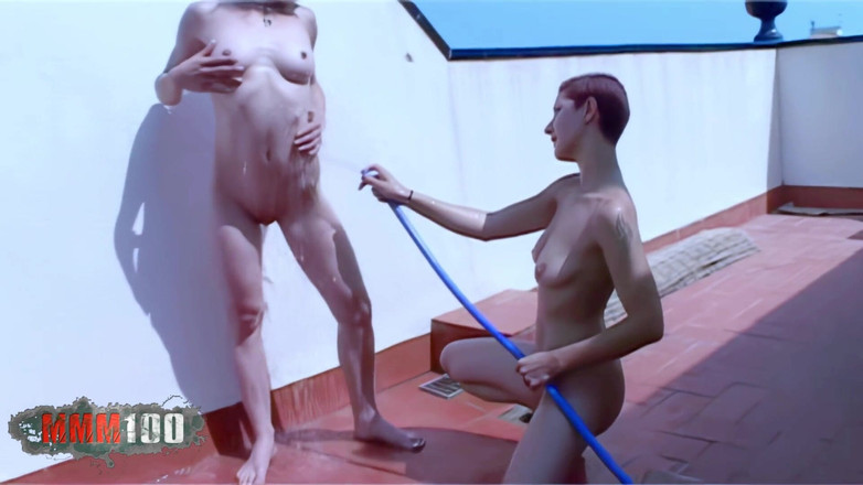 MMM100: Steffy: lesbiană sexy care se joacă cu niște apă...