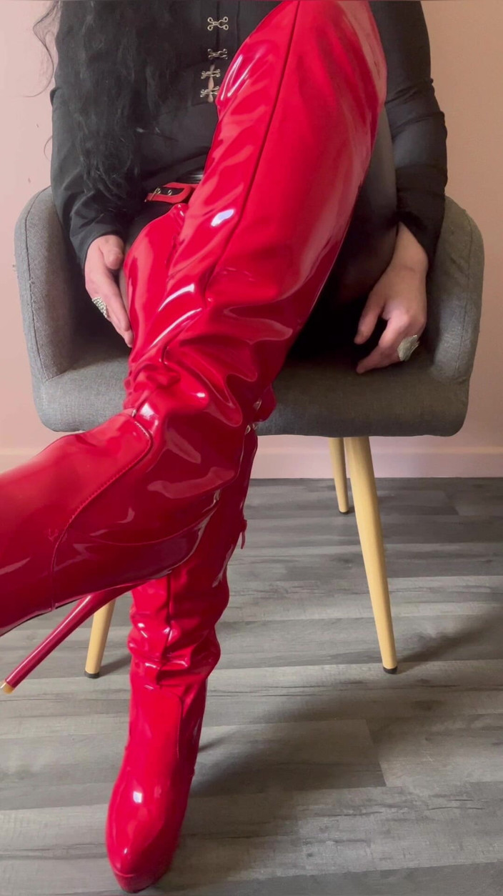 Maitresse Clara: Dedikasi total untuk sepatu bot setinggi paha saya