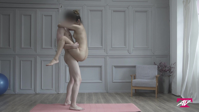 SWAG.live: La profesora de yoga solo quiere follar a una chica...