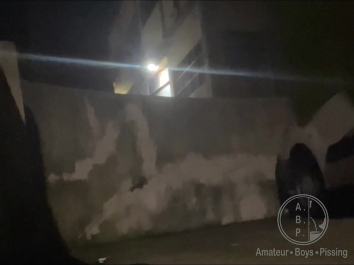 AmateurBoysPissing: Chico Amateur Atrapado Haciendo Pis En La Calle Después De...