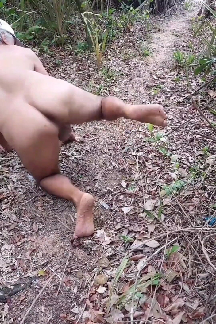 Ladysilvas: Ladysilva nue dans les bois, cul sexy