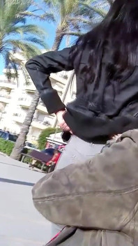 Studenta sexy Samia Duarte este futută de străini și se fute cu pumnul singură.