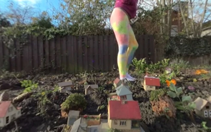 BlondeHexe VR: Giantess Crushes Village