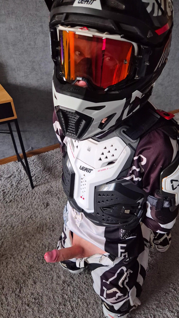 Sneakersmax98: Motociclista com tesão se empurra para o limite, não podia...