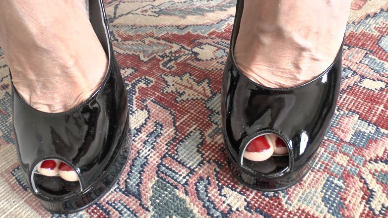 Lady Victoria Valente: Dea del tacco alto mostra i suoi tacchi alti peep-toe...