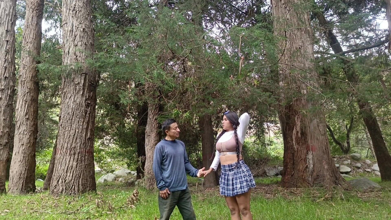 Lady: Fotto una bellissima studentessa nella sua uniforme nella foresta