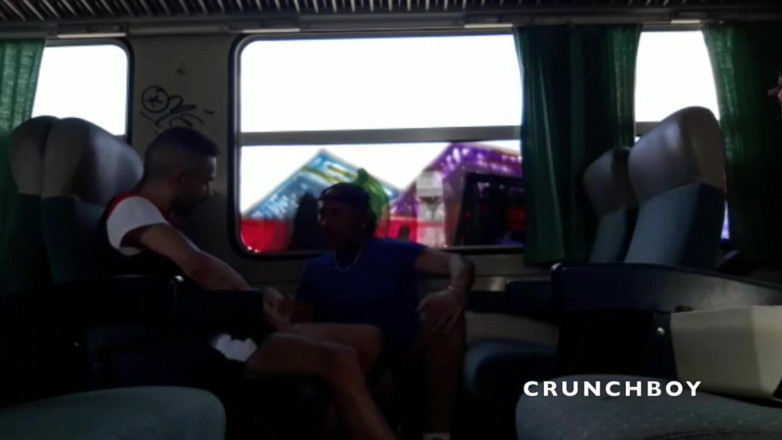 Kinky Bareback Boys: Surové použité ve vlaku mladým hetero chlápek