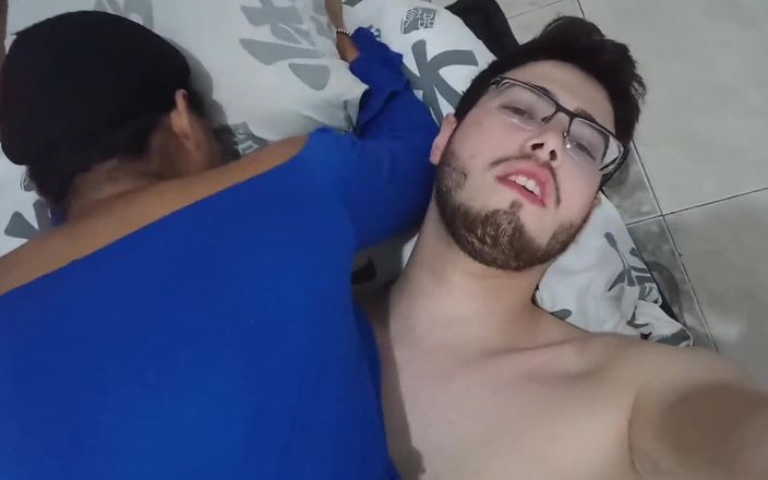 Pikaa6: Pasangan amatir muda membuat video porno buatan rumah
