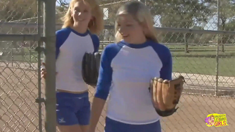 Naughty Lesbian Girls: Des nanas de baseball se font séduire et draguer par...