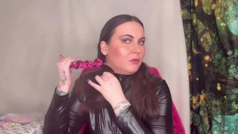 MissFFW: Miss Ffw prova diversi stili di capelli e bande