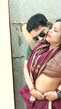 Indian Super Sexy Cute Bhabhi Hot Riding Squirting Sex with Mobile Company Delivery Executive in Saree Blouse