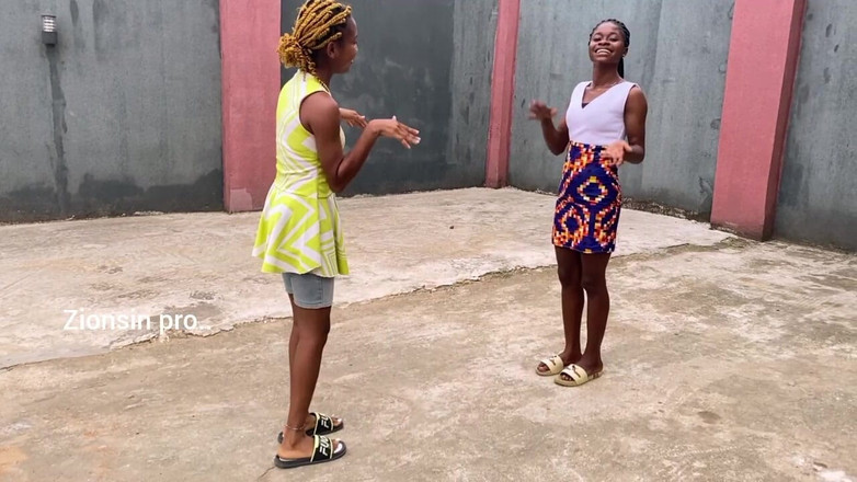 Zion: Africké dívky hrají místní hru venku
