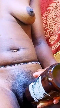 बोतल से हस्तमैथुन करते हुए आओ मेरी गीली चूत को चोदो