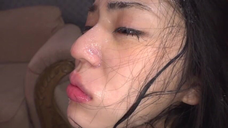 Javmango: 순종적인 아름다움은 깊고 숨막히는 쾌락의 파도에 몸을 잃습니다.