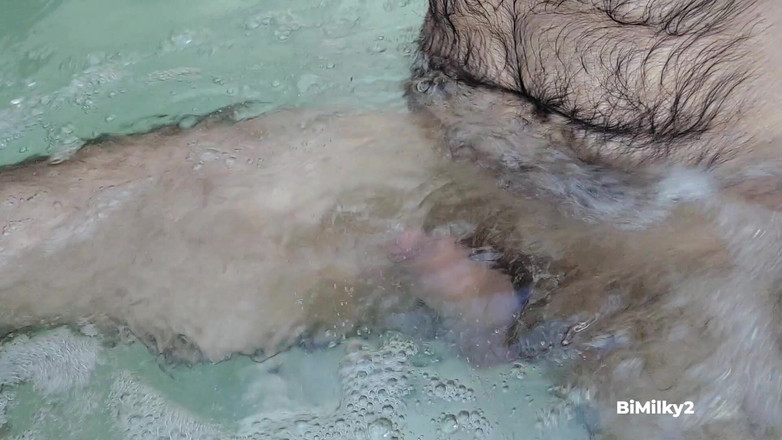 BiMilky2: Hairy Man Napalony w Jacuzzy