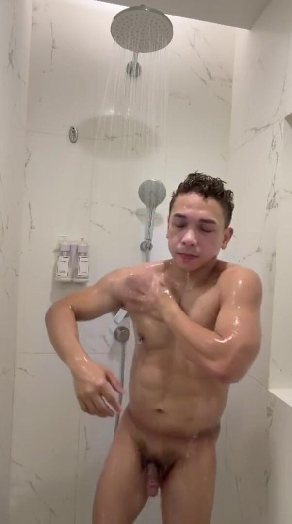Fleshlab studios: Philippinischer Muskel-twink Streichelt Seinen Harten Schwanz in Der Hoteldusche, Bis...