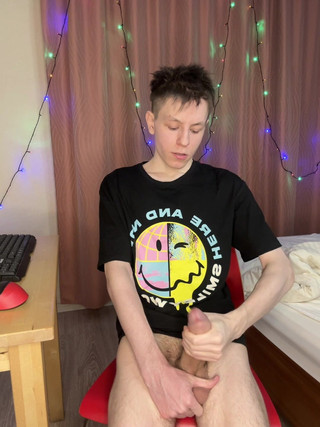 Morflot24: Masturbare rapidă în dormitor face ca o pulă de 23 cm să...