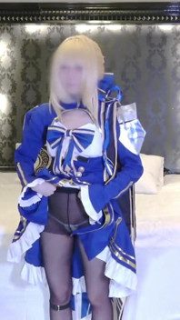 苗条但e-cup模特美女，单人表演揭示惊人的曲线和不可抗拒的私人魅力