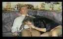 Vintage megastore: Вінтажний секс утрьох для двох гарячих блондинок, які діляться жорстким членом