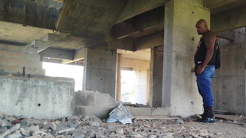 TheBlacKHunterr: Jag gick för att kissa på byggarbetsplatsen och jag kände...