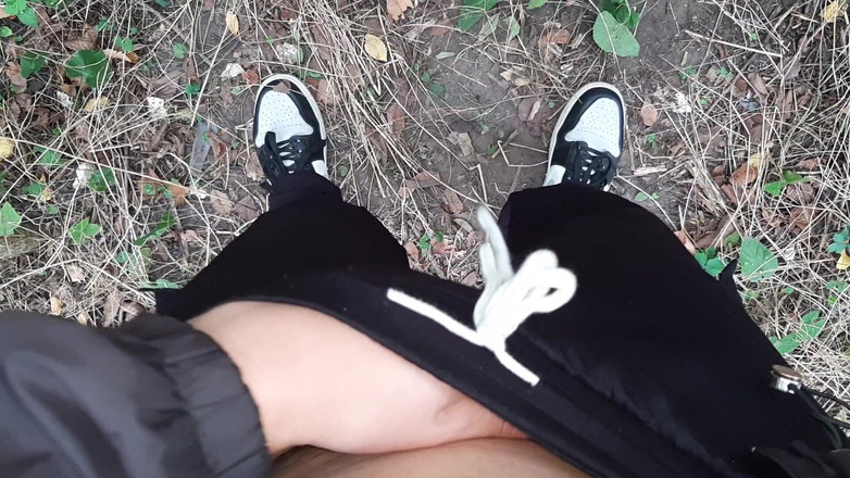 Lesbian-candys: 森での危険なレズオナニー