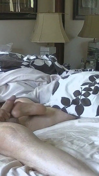 Madura madrastra trabajando con el pie & suela lamiendo leche en baño - gilf ama la realidad