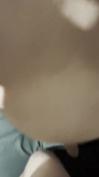 La ragazza amatoriale ama prendere un grosso cazzo nel suo culetto stretto
