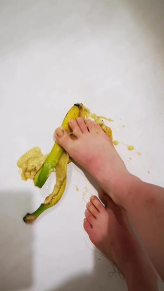 Erotic college: I like banana between the legs