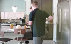Sumisa latina twink toma la polla de su hermanastro dominativo y lo hace correrse