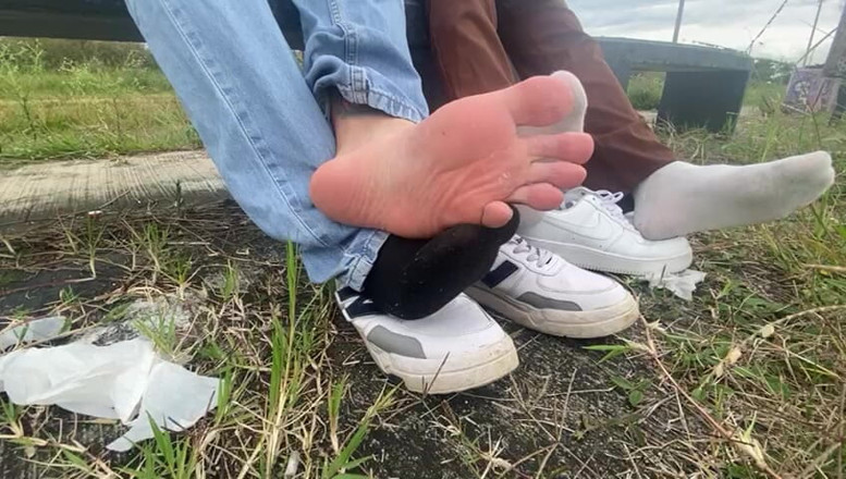 Mr Feet Colombia: 내 발을 숭배하는 동안 네 얼굴이 내 발 밑에 짓밟히는 걸 느끼고 싶어