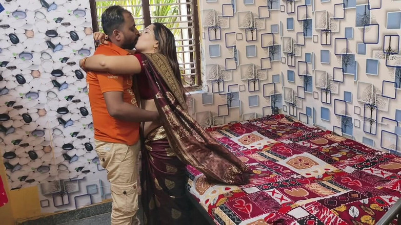 Sona bhabhi: 德西印度性感人妻的紧致阴户被一个摇晃的送货员操