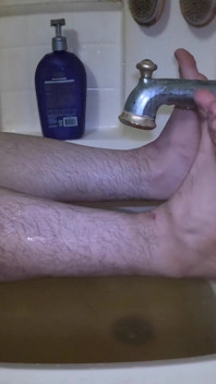 Il ragazzo di campagna si diverte all'ora del bagno. Film completo n