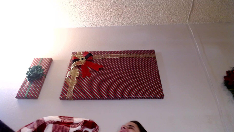 Abby Anna: Üstsüz aşırı geğirme fışkırtıyor