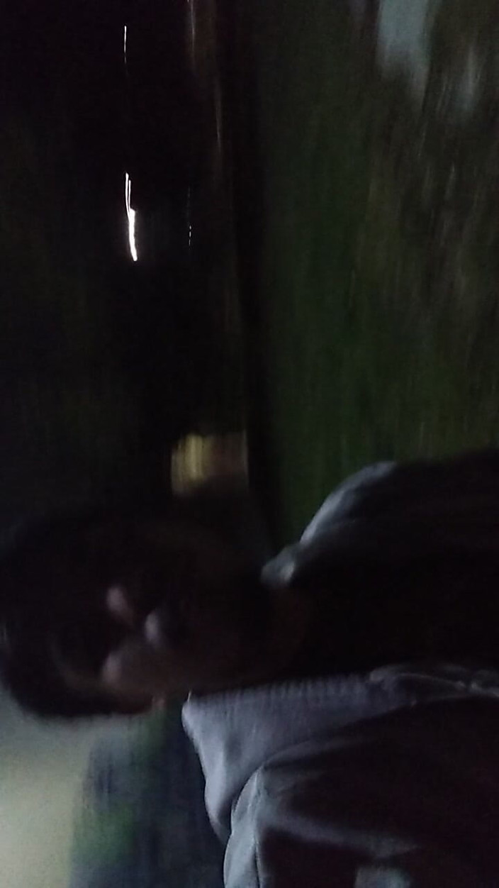 AlexAlejandro13: Žádný muž v teplé košili v parku se pouze svetrem,...