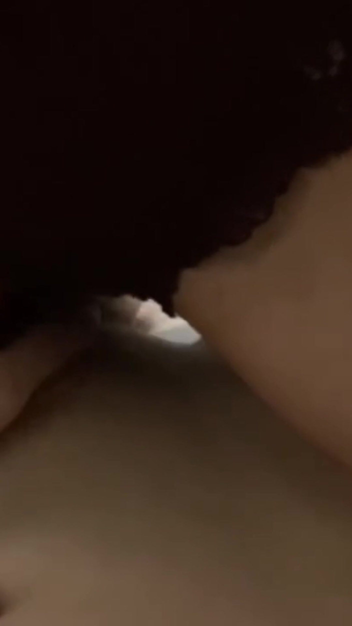 MaybeNatty: 両親が不在の間に18歳のカップルがセックスをしている