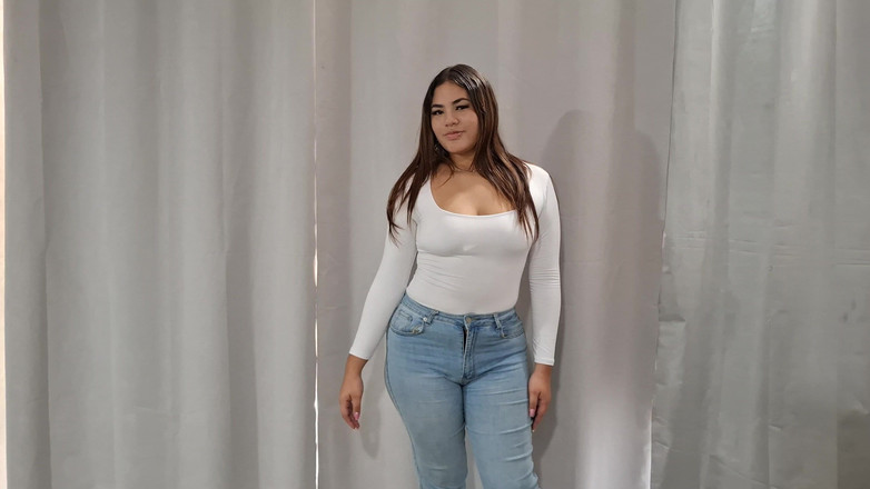 SugarPose: Chloe se svléká a pózuje pro kameru