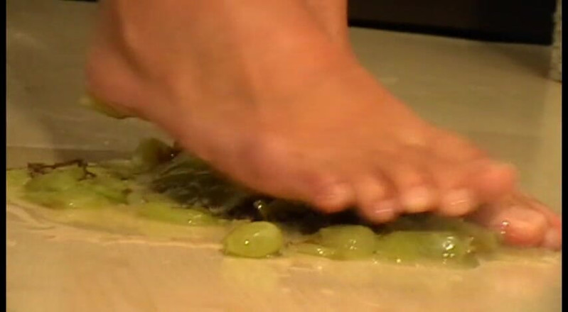 Foot Girls: Drcení hnědou klacku mýma bosýma nohama