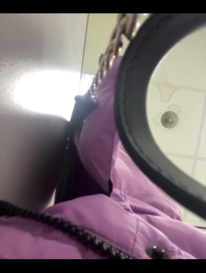 JuiceLussie: Masturbuje v šatně zblízka