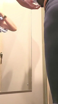 在更衣室里偷偷自慰