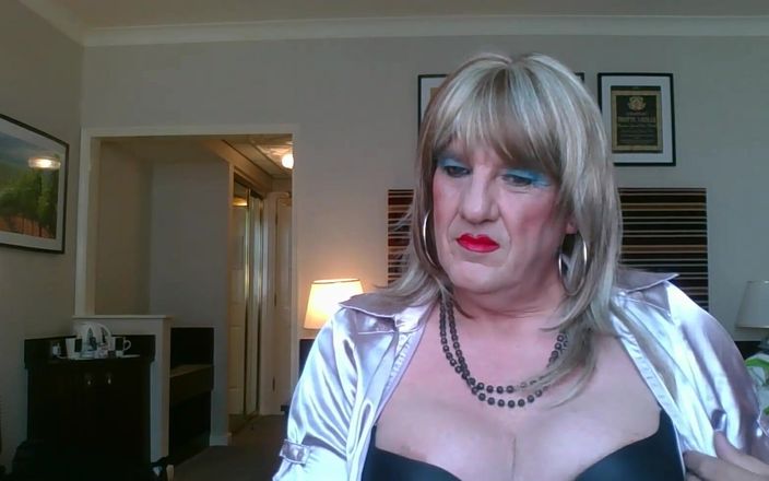 Mature Tina TV: Rauchen, wichsen und essen mein sperma vor der webcam. Über 1 stunde...