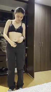 Dua wanita memakai pakaian gim mereka, mempunyai lengan wanita dan gusti pantat perlawanan.