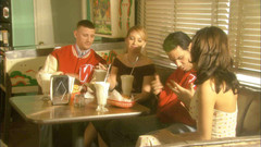 Romantic Fucks: Sexy brunetka svádí šprtského chlapa svým ohromujícím tělem