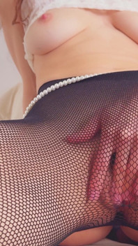 Dia mengenakan celana ketat jala seksi dan masturbasi. Eva Myst lagi asik muasin memeknya sendirian